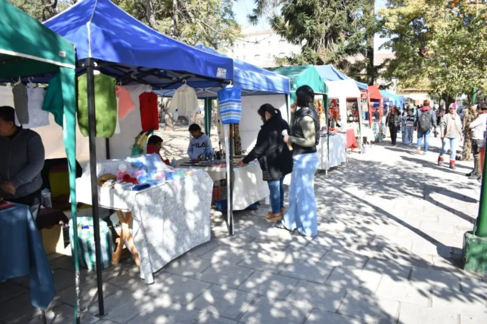 Los feriantes del Parque San Martín ya no saben qué hacer y buscan apoyo en el Concejo