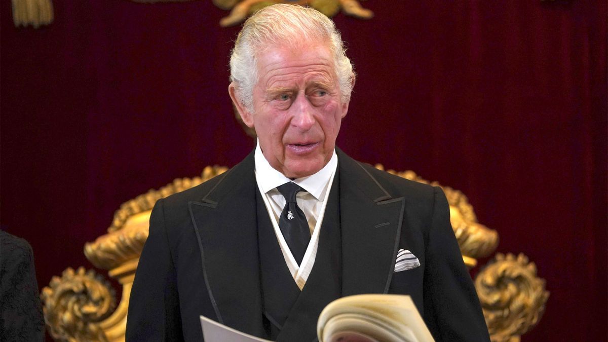 El rey Carlos III reconoci&oacute; casos de racismo.