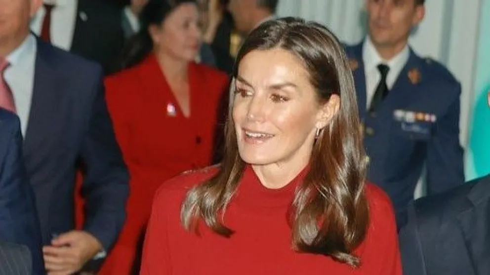 A tono con la navidad: La Reina Letizia comenzó a lucir sus icónicos atuendos navideños de algunas marcas de lujo