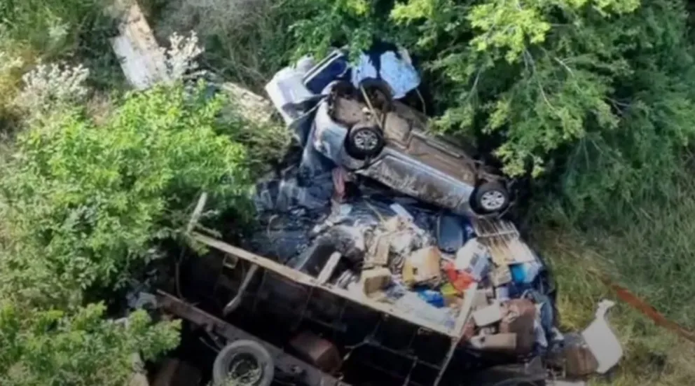 En un trágico accidente, un camión desbarrancó en un puente y cayó al vacío