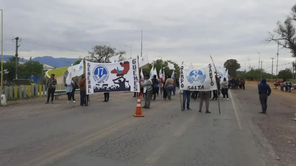 Siguen los reclamos: profesionales de la salud cortaron la ruta 34 a la altura de General Güemes