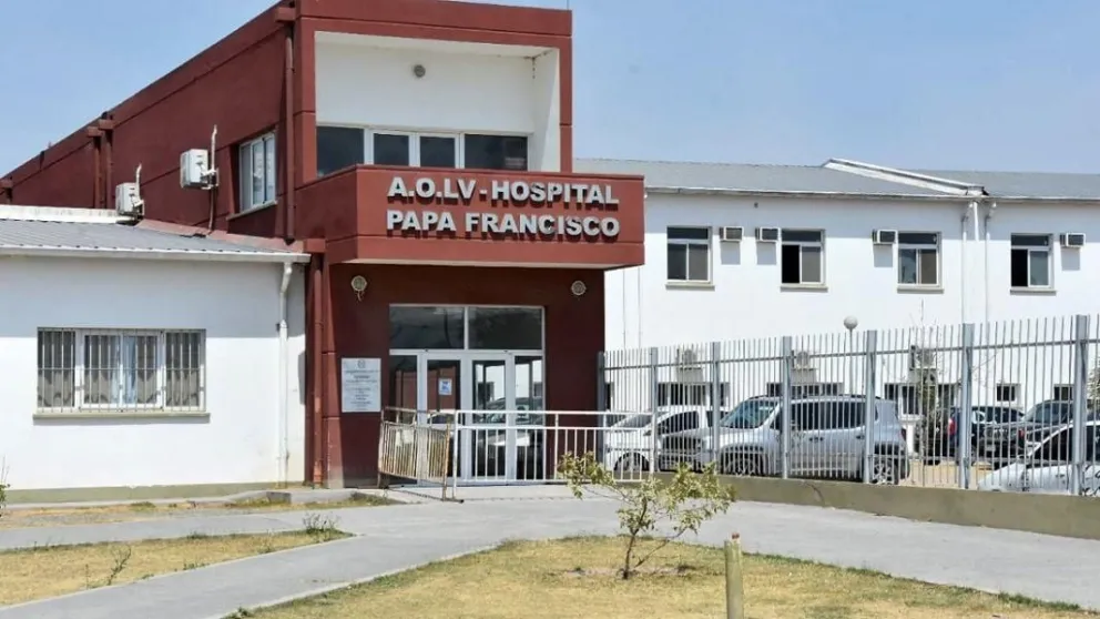 |VIDEO| Mujer embarazada fue corriendo al hospital, le negaron la atención y tuvo que tener a su bebé en la vereda