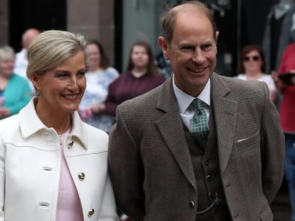|FOTO| Esta es la imagen de la tarjeta navideña con la cual el príncipe Eduardo y su esposa Sofía se diferenciaron del rey Carlos y el príncipe William