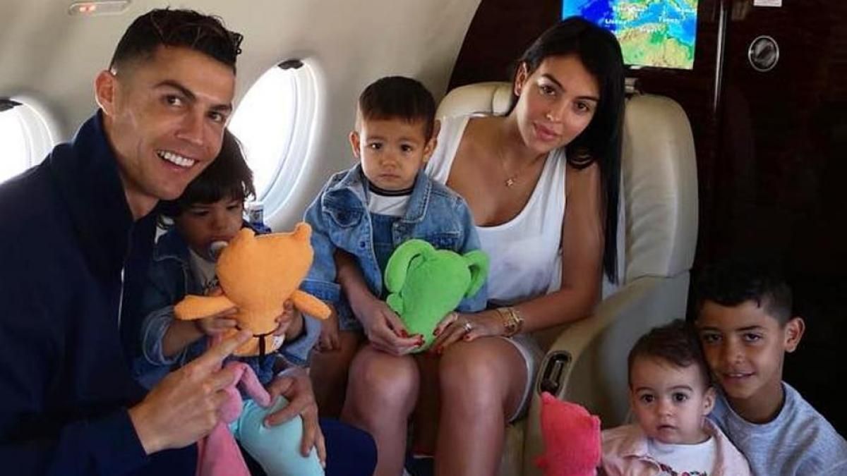Cristiano Ronaldo junto a su familia.