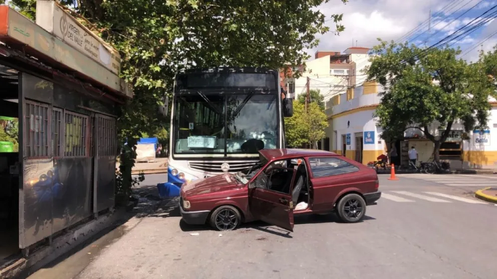 A horas de celebrar la Navidad, colectivo chocó contra un vehículo y lo arrastró varios metros