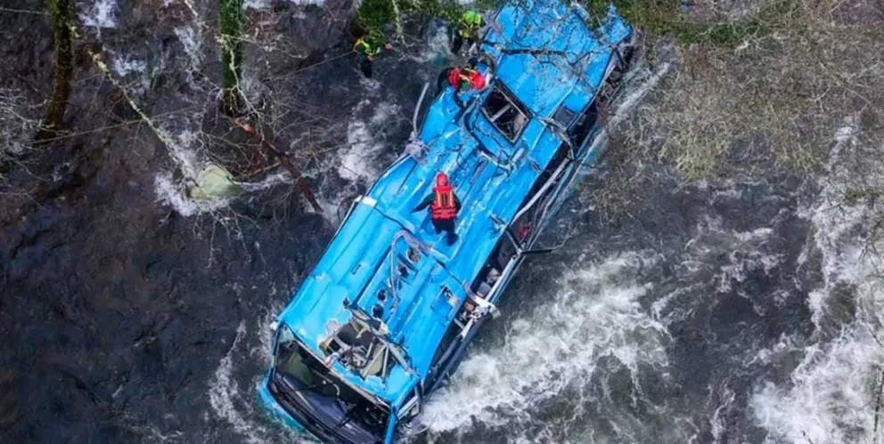 Accidente trágico: colectivo cayó al río y hay varios muertos y desaparecidos