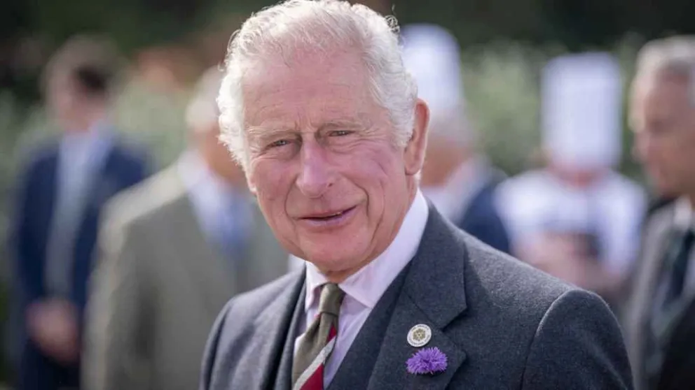El Rey Carlos III modifica la corona de la Reina Isabel II y desata polémica
