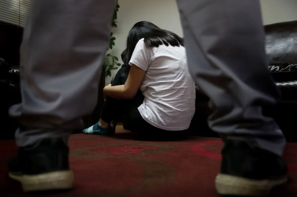 Dos adolescentes fueron abusadas por su padrastro y amigos avalados por la madre de las menores