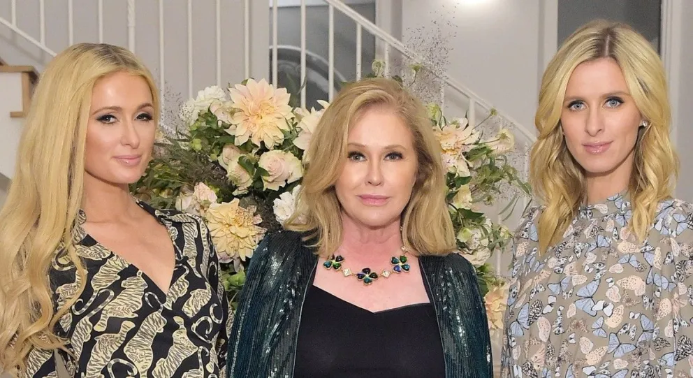Kathy Hilton hizo de Mamá Noel y le llevó un extraño regalo al hijo de Rihanna