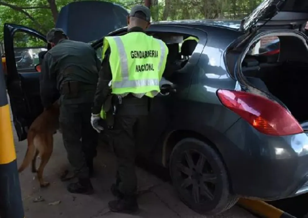 Golpe al narcotráfico: intentaron evadir el control de Gendarmería de la forma más insólita, pero el can antinarcóticos terminó descubriéndolos