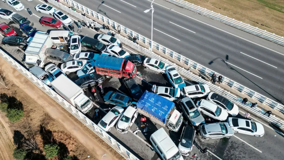 Conmoción en China: más de 200 vehículos protagonizaron un choque múltiple sobre el puente Zhengxin