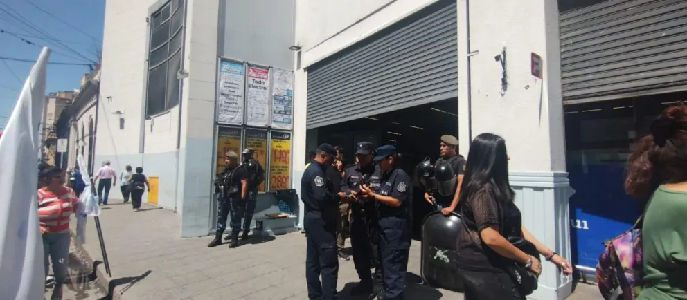 Pánico ante un posible saqueo: varios supermercados debieron ser custodiados por la policía