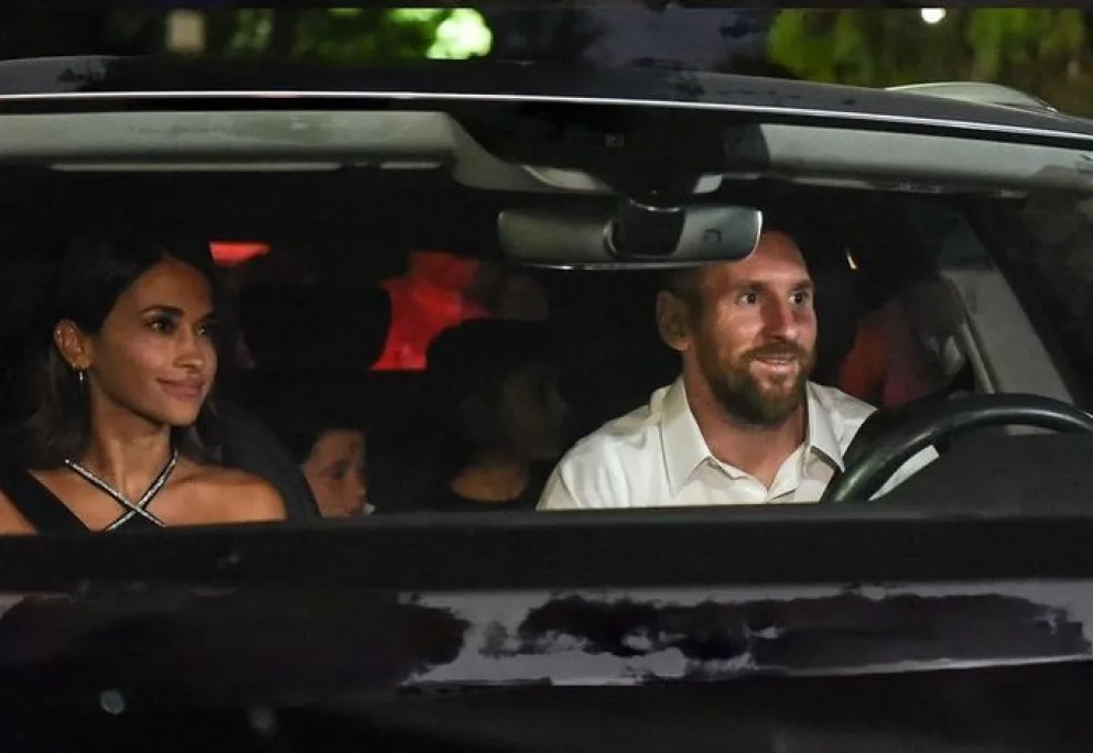 Antonela Roccuzzo y Lionel Messi generaron euforia en los hinchas al arribar a una fiesta de 15 en Santa Fe 