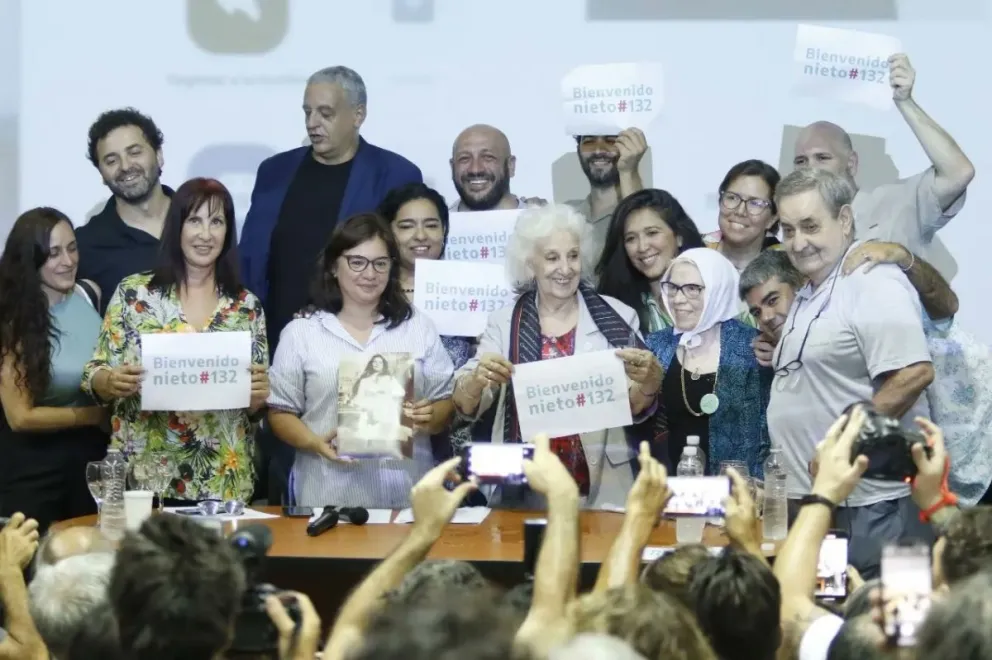 Envueltas en emoción, las Abuelas de Plaza de Mayo confirmaron la restitución del nieto 132
