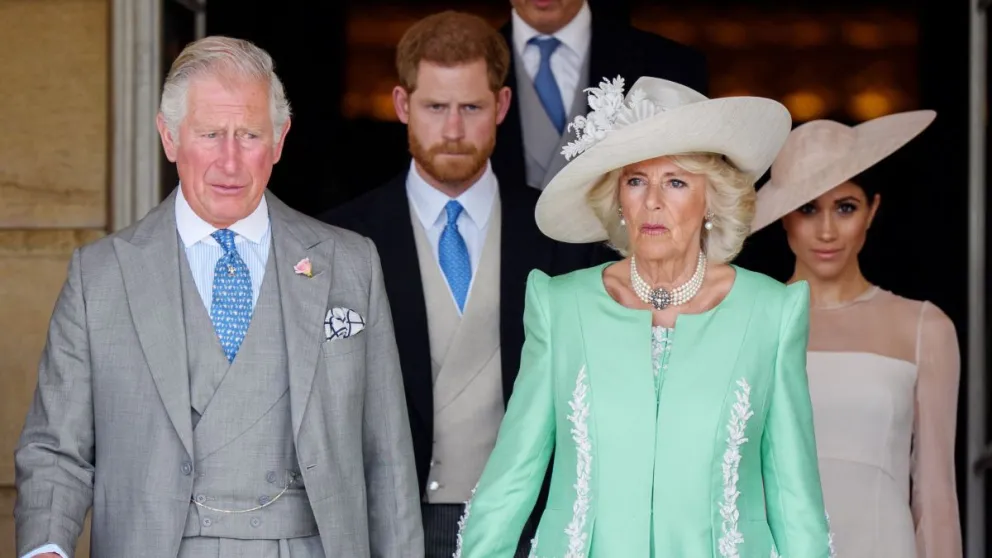 El príncipe Harry y Meghan Markle fueron expulsados de una importante institución real: Camila Parker alegre