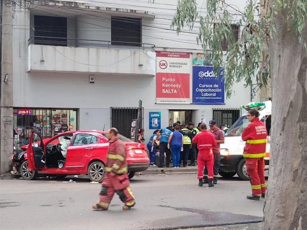 Brutal accidente en Av. San Martín: tres abuelos debieron ser hospitalizados, mientras que un colectivero decidió darse a la fuga