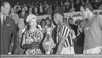 Encuentro histórico: Pelé y su relación con la Reina Isabel II