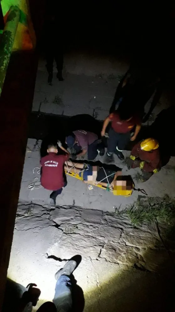Caminaba por el macrocentro salteño, perdió el equilibrio y terminó dentro de un canal