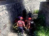 Una mujer terminó lesionada luego de caer a un canal en el centro de Salta