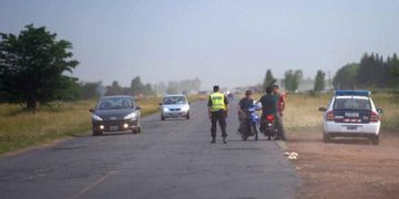 |ÚLTIMO MOMENTO| Impresionante vuelco sobre la Ruta 50: una persona quedó atrapada en el accidente 