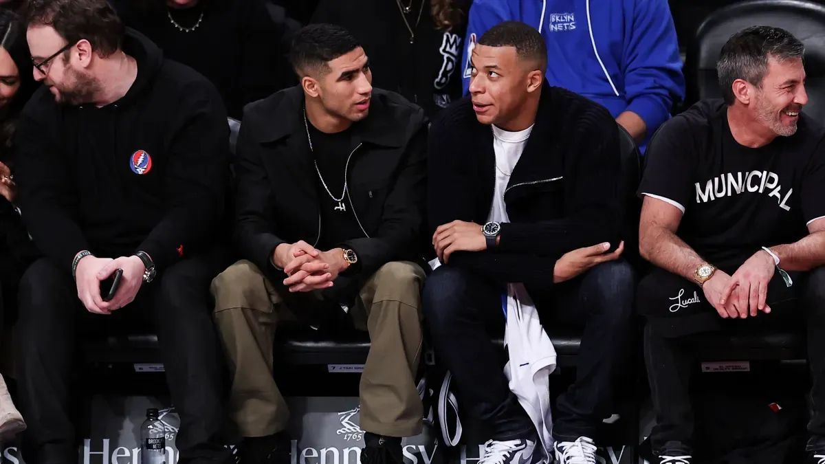Mbapp&eacute; asisti&oacute; a un partido de la NBA.