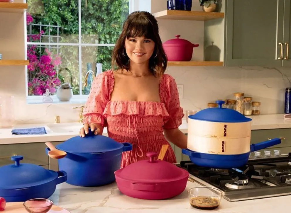 ¡Todos lo quieren! : Selena Gómez lanza una colección de utensilios de cocina y es furor