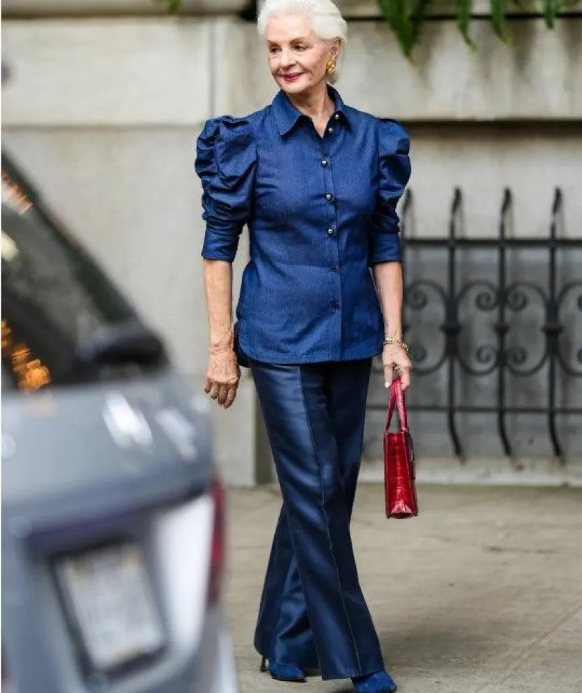 En 2023 Carolina Herrera declara que las mujeres mayores de 50 años deben usar pantalones anchos