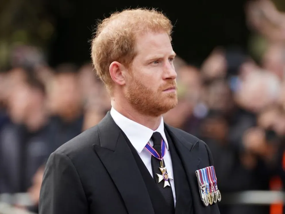 ¡Polémicas memorias! : el príncipe Harry causa la mayor crisis en la familia británica