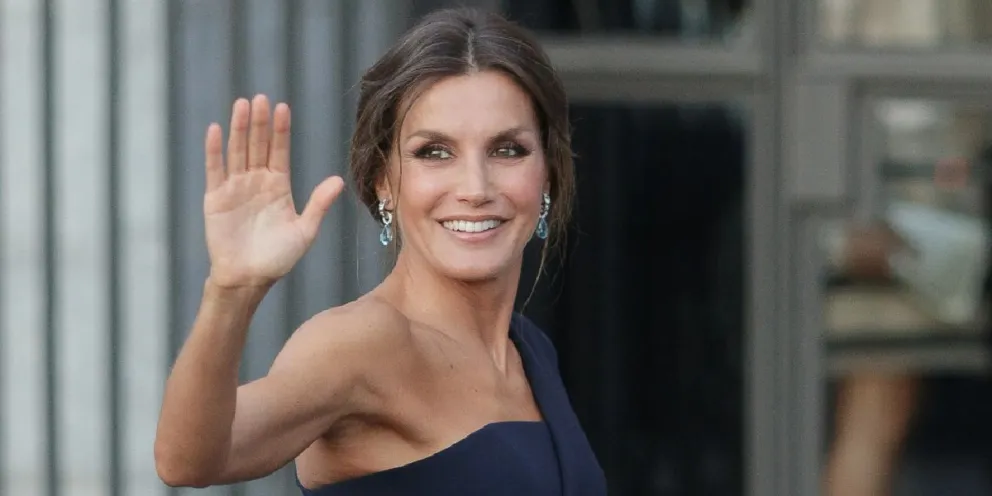 Tremendo look: así es la falda que la reina Letizia le encanta usar y es tendencia