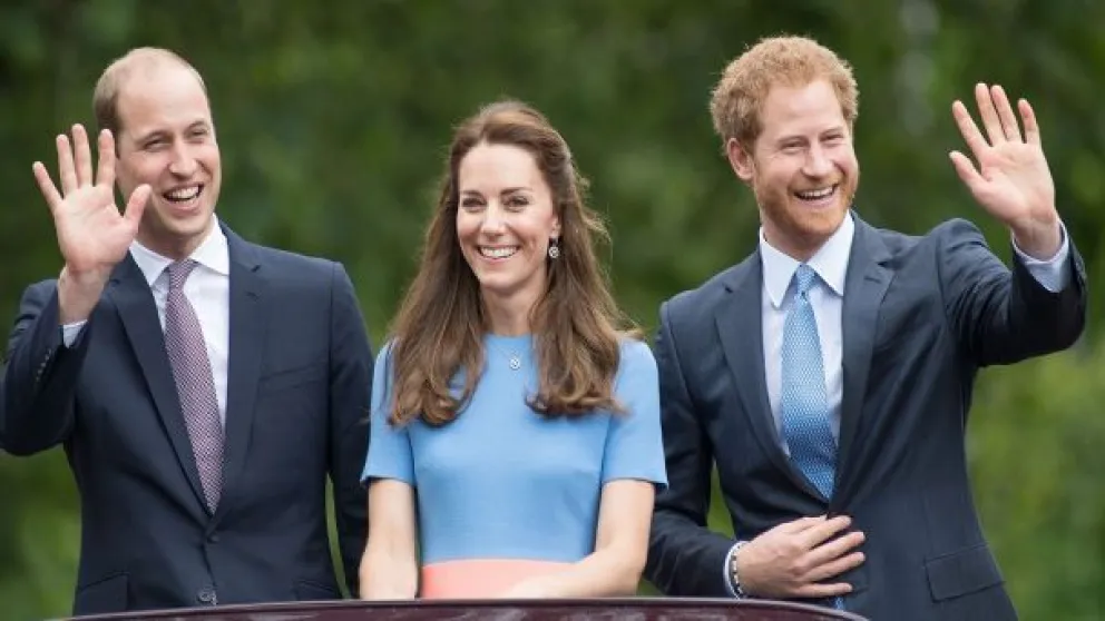 Descontrol y aliento a alcohol : el príncipe Harry reveló que la boda de su hermano William fue una farsa