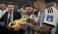 Así reaccionó Lionel Messi, luego de darse cuenta que festejó con una Copa falsa