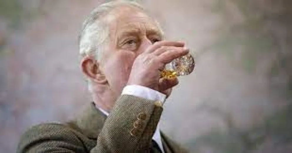 Así es la curiosa costumbre que tiene el Rey Carlos III con un cóctel todas las noches