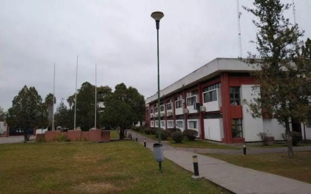 |ÚLTIMO MOMENTO| Máxima tensión en Grand Bourg: un hombre se subió a una antena y amenaza con matarse