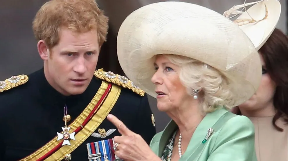  El Príncipe Harry no perdona y destruye a Camila Parker, la esposa del rey Carlos III