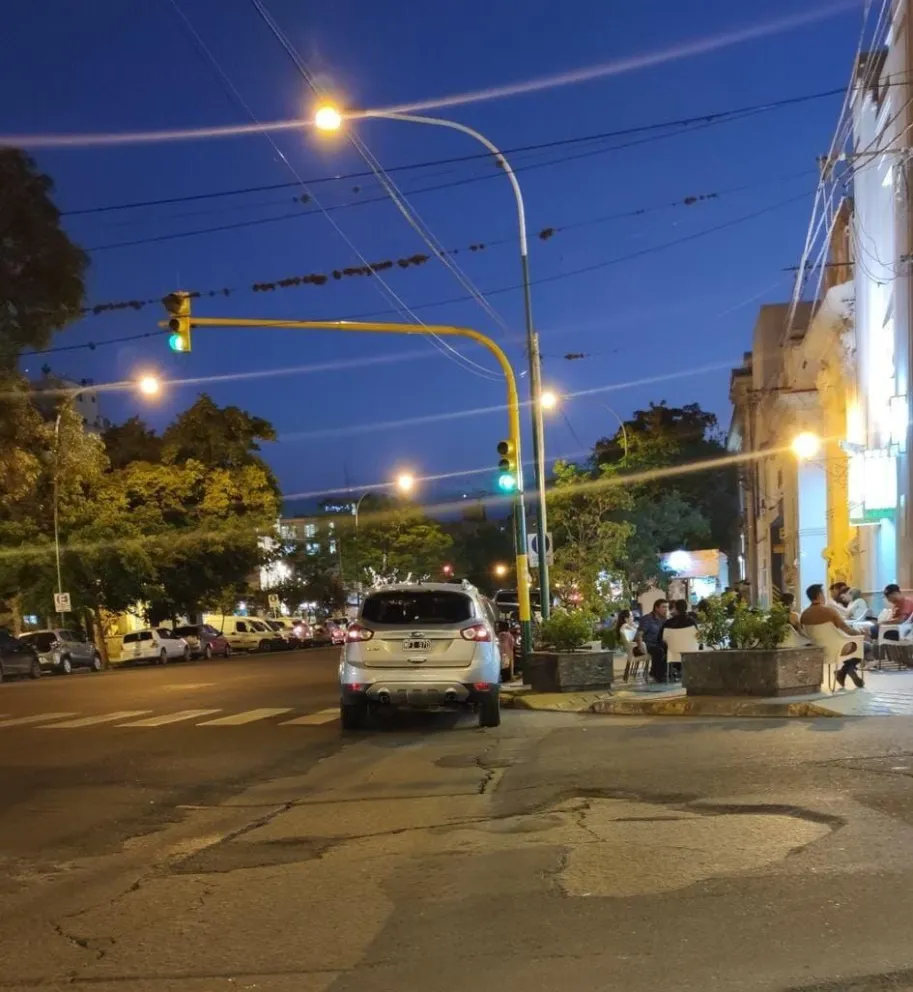 Denunciaron a un salteño por estacionar en una rampa para discapacitados para comprar helado y explotaron las redes sociales