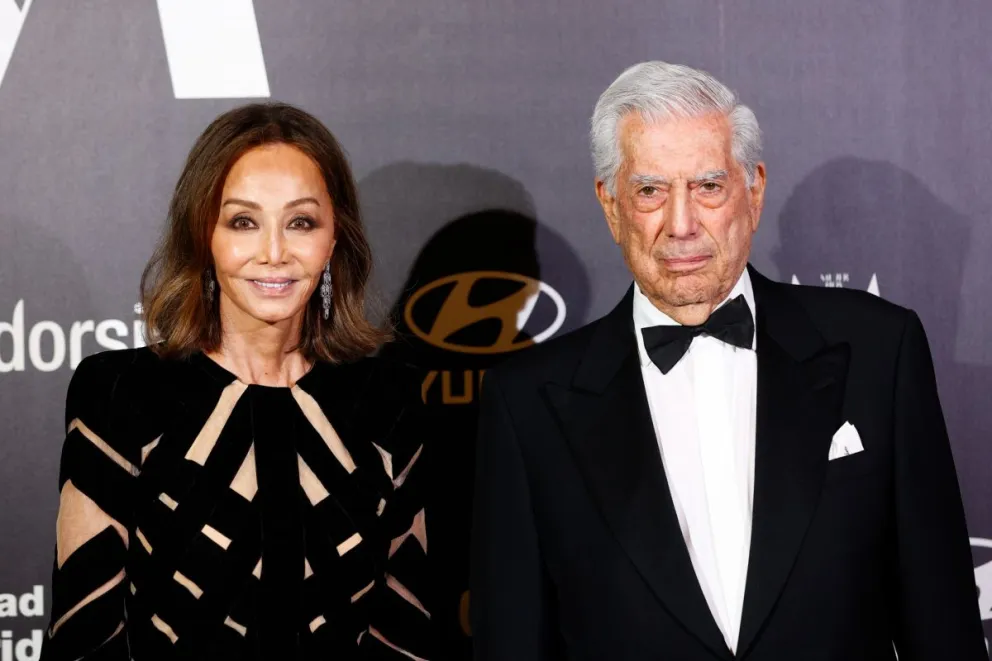 Con la filtración de nuevas fotos, el hijo de Mario Vargas Llosa dejó en ridículo a Isabel Preysler
