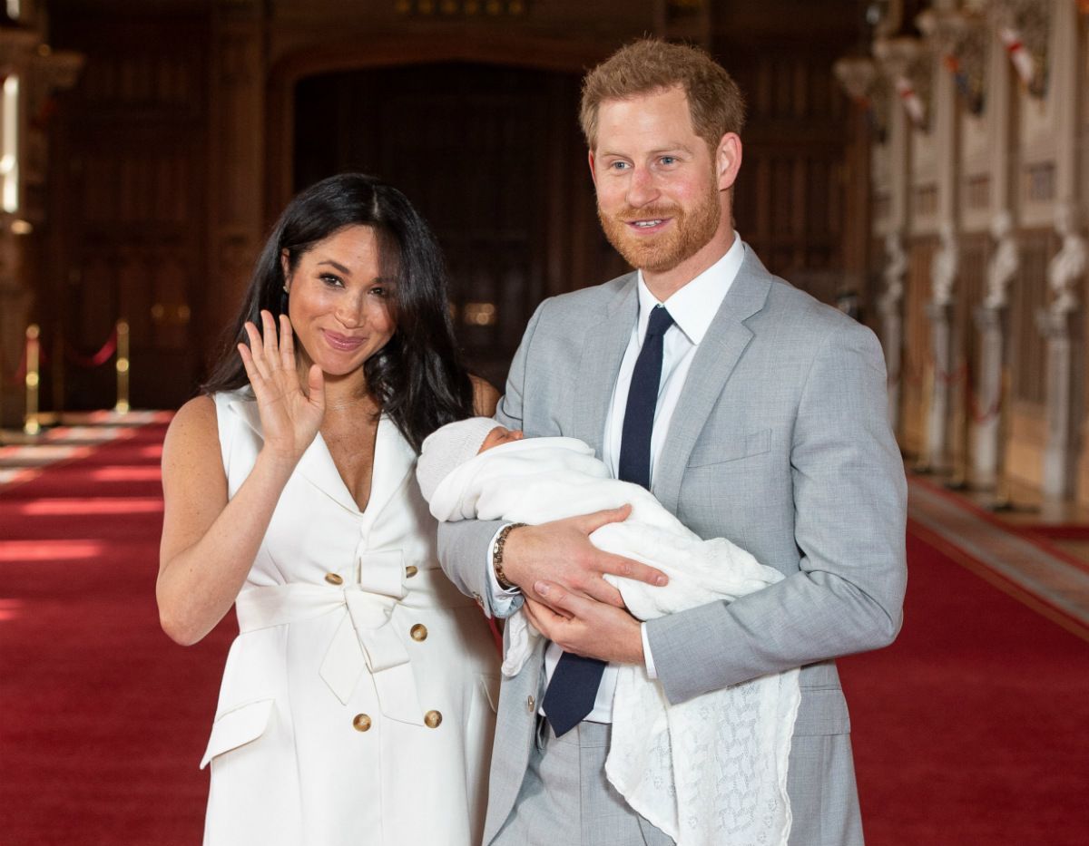 Meghan y Harry al mostrar por primera vez a Archie.