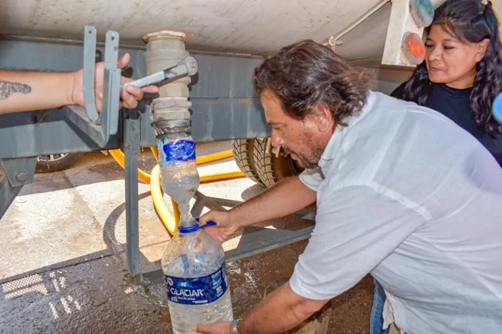 En medio de la crisis hídrica, Gustavo Sáenz recorrió las localidades más afectadas supervisando los trabajos de asistencia