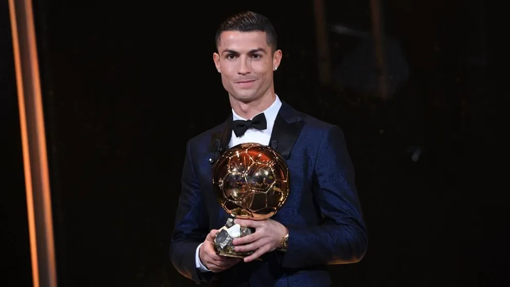 Cristiano Ronaldo vendió el balón de oro que le dio Pelé y recibió lluvia de comentarios