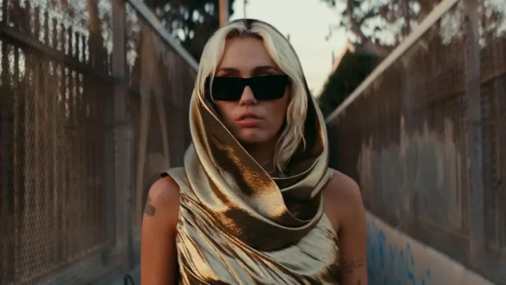 Miley Cyrus sigue los pasos de Shakira y genera polémica con su nueva canción dedicada a su ex