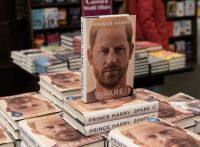 El libro del príncipe Harry ya se puede conseguir en las librerías argentinas.