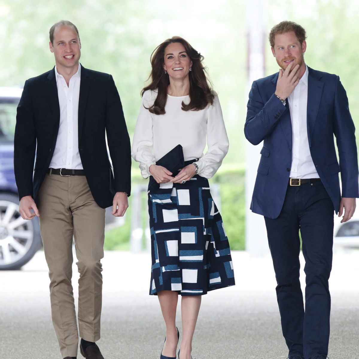 Kate Middleton junto a su esposo, Guillermo, y Harry.