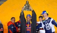 La capa del campeón: Kevin Benavides festejó a lo Messi, luego de ganar el Dakar 2023
