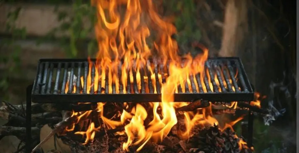 El gran susto de un salteño al ver su parrilla incendiada en pleno corso
