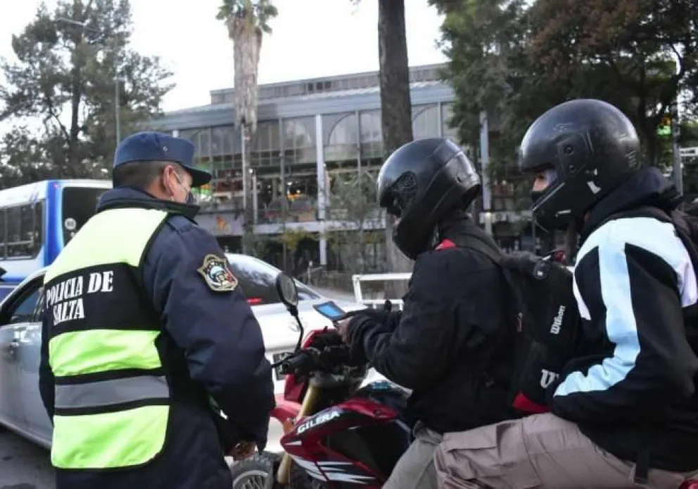 La pararon por conducir de forma “sospechosa” y no le gustó: mujer embarazada atacó brutalmente a unos policías