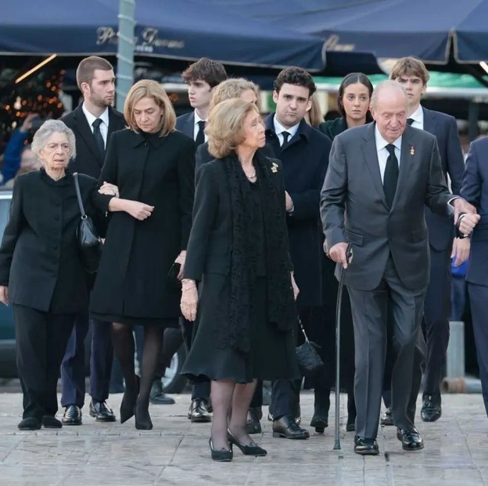 Juan Carlos I y la reina Sofía lejos de Felipe VI y Letizia durante el funeral de Constantino II