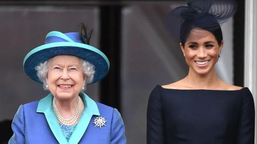 Rompió el protocolo: se conoció detalles inéditos del primer encuentro entre la reina Isabel II y Meghan Markle