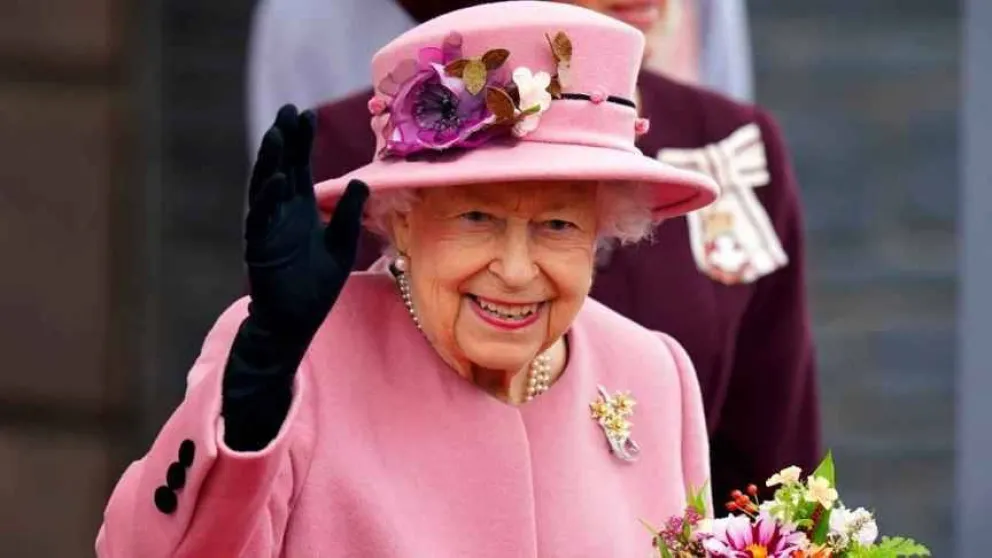 Apareció la reina Isabel II: la señal destinada al rey Carlos III y la insólita reacción de los británicos