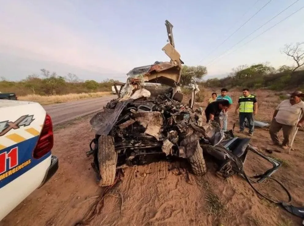 Tragedia sobre la ruta: camioneta chocó de frente contra un camión y quedó destrozada