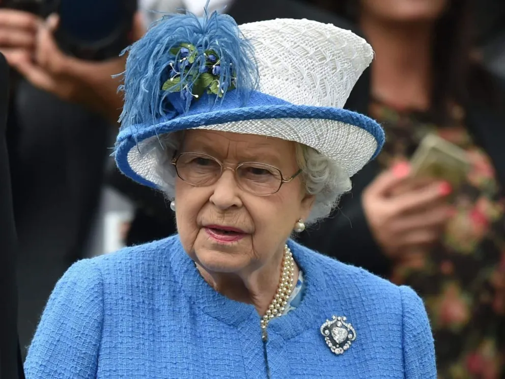 Peligrosa convicta se jacta de conocer y tener contacto con la reina Isabel II por intermedio del príncipe Andrés